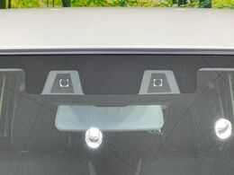 【車線逸脱警報】道路上の白（黄）線を認識し、意図せず走行中の車線からはみ出しそうになった時、メーター内の警告灯とブザーで注意喚起してくれる安心・安全機能です♪