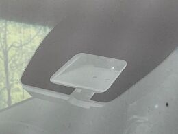 【レーダークルーズコントロール】高速道路での長距離走行が楽に！！自動で速度を保つクルーズコントロールが、衝突軽減システムと連携し、前方の車両を感知して車間を保つように速度調節してくれます！！