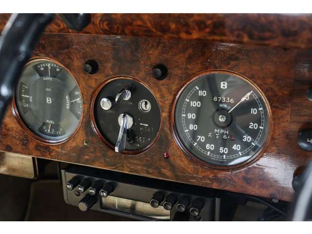 1947年製造の前期型。豪華な内装をご覧ください。上質な素材を英国のクラフトマンが仕上げていました。