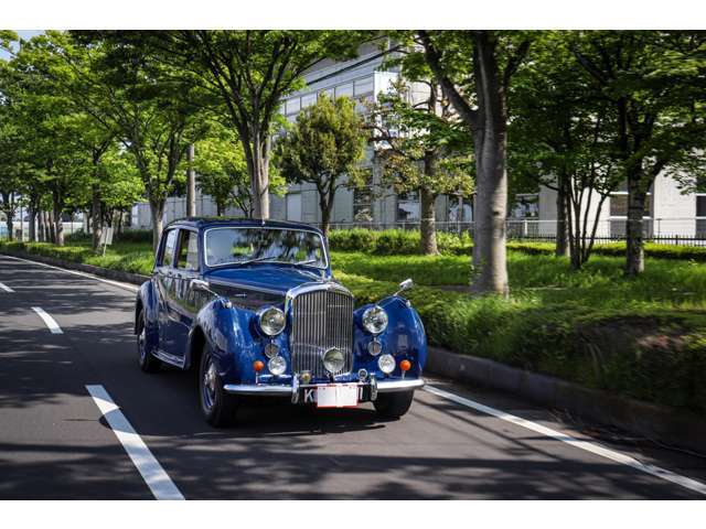 この写真を撮影した某日は、クラシックカー日和ともいえる陽気。曇りの多い英国を離れ寂しがっていたであろう彼（ベントレー）も、あにはからんや素晴らしい国に来たと歓喜している事でしょう！