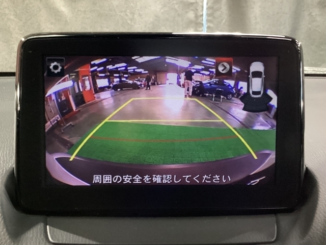 狭い場所での駐車やすれ違いなどでより的確な運転操作に役立つ360°ビューモニターが装備されています。