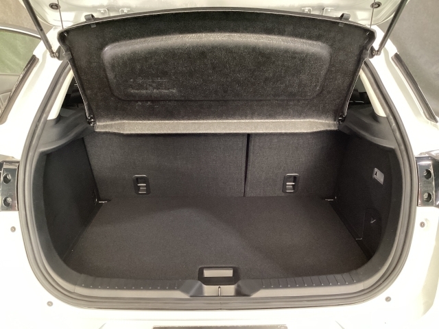 ラゲッジルーム内の凹凸をなくす事でスッキリした広がりを造りだし、荷物がスムーズに出し入れできる気持ちよさ、使い易さを実現！