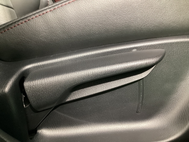 運転席にはドライバーの体型や好みに応じて前後方向だけでなく、高さの調整ができるシートリフターを装備！