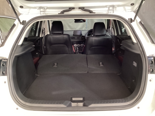 リアシートも簡単格納ができ、大きな荷物もらくらく収納できます！