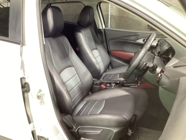 立体感があり、シート中央部とサイド部をくっきりと分断したサポート性の高い形状のシートが「人馬一体」感を強く演出しています。