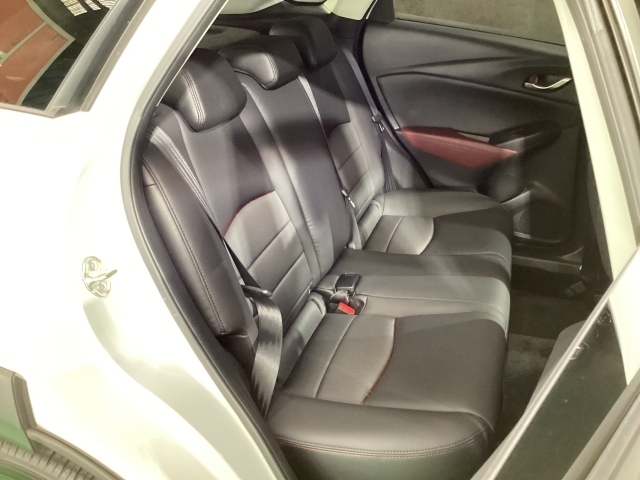 後席もゆったりとくつろげるスペースを確保し、万が一の前面衝突時には後席乗員の下半身がシートから滑り落ちることを抑制する構造になってます。