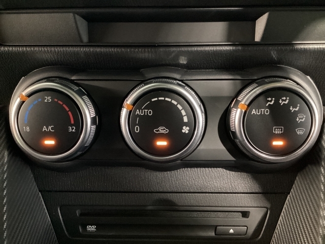 温度の設定のみで快適な風量やモードなどを自動調整してくれるフルオートエアコンを装備！