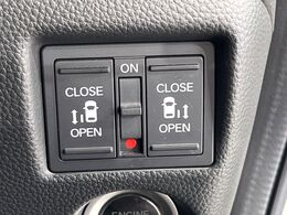 【両側パワースライドドア】スマートキーや運転席のスイッチで後席両側スライドドアの開閉が可能♪電動だから力を入れてドアを開ける必要が無く、小さなお子様でも簡単に開け閉めでき快適です♪