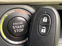 【インテリジェントキー】カバンやポケットに入れたままでもドアの施錠・解錠が可能なスマートキーを装備。エンジンのオン・オフ時もカギを取り出す必要が無いからとっても便利です♪