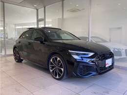 《Audi認定中古車》ならではのクオリティ、高度な訓練・教育を受けたAudi専門のメカニックがご納車前に100項目にも及ぶ精密な点検を行います。