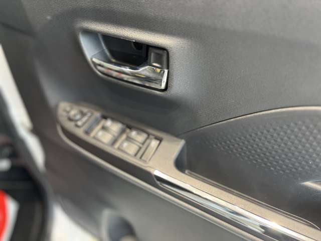 パワーウィンドウのスイッチですよ。運転席に居ながら窓を開け閉めのコントロールできます。