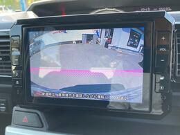 ナビのモニターにバックカメラの映像が映り、車庫入れや後退時の運転補助をしてくれます。