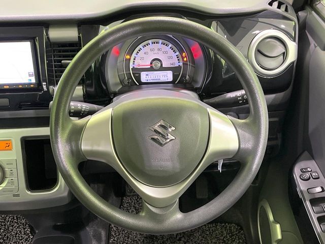 インテリアに合わせたデザインのステアリングは、運転される方のことも考え、運転しやすい形状、大きさです。是非一度、実際に触ってお確かめください。