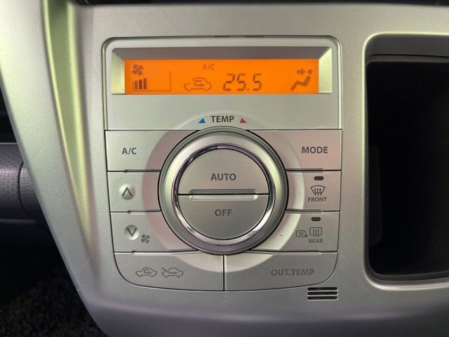 【オートエアコン】一度お好みの温度に設定すれば、車内の温度を検知し風量や温度を自動で調整。暑い…寒い…と何度もスイッチ操作をする必要はありません。快適な車内空間には必須の機能ですね♪