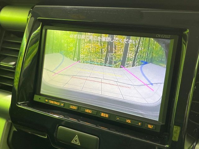 【バックカメラ】駐車時に後方がリアルタイム映像で確認できます。大型商業施設や立体駐車場での駐車時や、夜間のバック時に大活躍！運転スキルに関わらず、今や必須となった装備のひとつです！