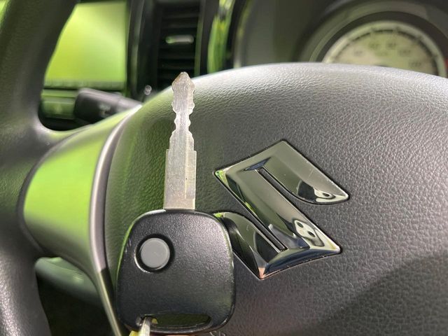 【キーレス】少し離れた場所からでもボタン一つでドアの開錠・施錠ができるのでとっても便利！ドアの鍵穴周りに傷をつけることもありません♪
