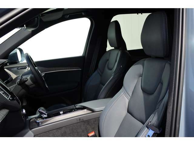ファインナッパレザーを使用したシートは、運転席・助手席に「シートヒーター」「ベンチレーション」「マッサージ機能」装備。快適なドライブをサポートいたします。