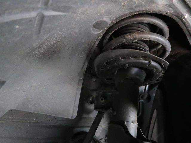 お車を安心してお乗りいただく為には、足回りの定期点検が欠かせません。サービスサポート（有償保証）では無料点検もご提供しており、安心のカーライフをお過ごしいただけるサポート体制が整っています。