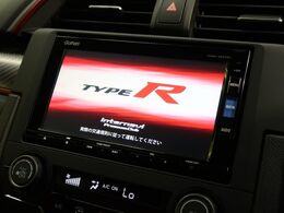 【純正ナビ】人気の純正ナビを装備。オーディオ機能も充実しており、Bluetooth接続すればお持ちのスマホやMP3プレイヤーの音楽を再生可能！毎日の運転がさらに楽しくなります！！
