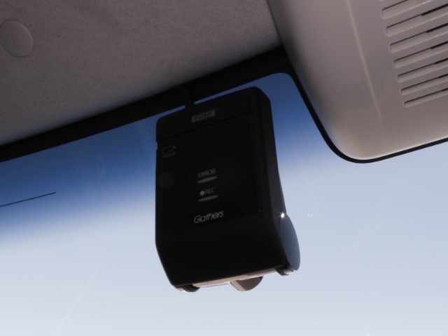 ◆ドライブレコーダー◆映像・音声などを記録する自動車用の装置です。　もしもの事故の際の記録はもちろん、旅行の際の思い出としてドライブの映像を楽しむことができます。