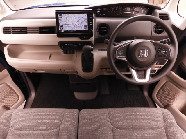 視界広々で非常に運転しやすくロングドライブでも疲れを感じさせないすっきりとまとまったインパネ周りです。