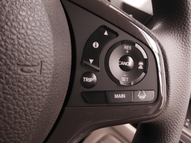 【アダプティブクルーズコントロール】予め設定した車速内でクルマが自動的に加減速。前走車との適切な車間距離を維持しながら追従走行します。【LKAS】車線維持支援システムでステアリング操作を支援。