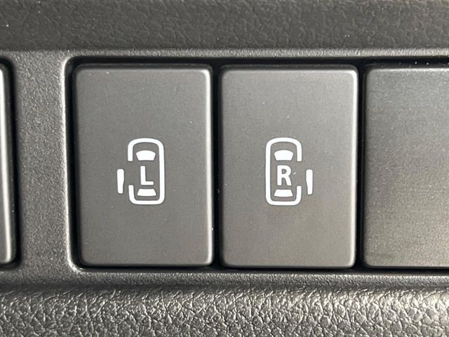 【両側パワースライドドア】スマートキーや運転席のスイッチで後席両側スライドドアの開閉が可能♪電動だから力を入れてドアを開ける必要が無く、小さなお子様でも簡単に開け閉めでき快適です♪