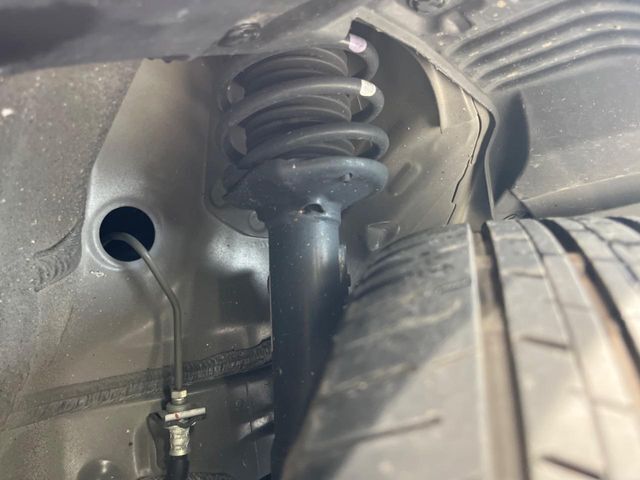 お車を安心してお乗りいただく為には、足回りの定期点検が欠かせません。サービスサポート（有償保証）では無料点検もご提供しており、安心のカーライフをお過ごしいただけるサポート体制が整っています。