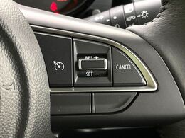 【クルーズコントロール】高速道路もラクラク走行。アクセルを離しても一定速度で走行ができ、長距離運転時の負担を軽減！加速・減速も簡単なスイッチ操作で調整できます。