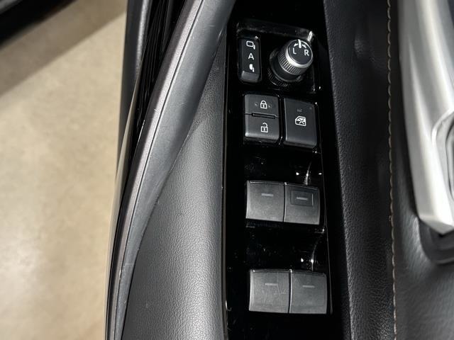 パワーウィンドウのスイッチですよ。　運転席に居ながら窓を開け閉めのコントロールできますよ。　ロック機能で、子供がイタズラして窓を開けるという事も無くなりますよ。