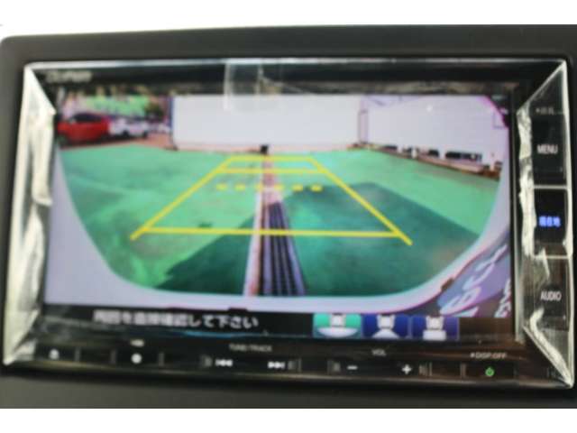 バックカメラを搭載しておりガイドラインも表示されますので車庫入れも安心ですね♪