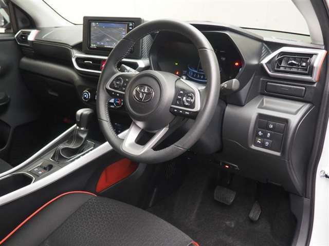 運転席の様子です。すっきりとした内装で運転しやすい空間となっております！