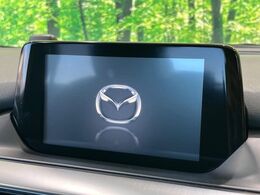 【マツダコネクト】車内の雰囲気にマッチした一体型タイプのディスプレイ。各種車輌設定やBluetooth再生等、様々な機能が楽しめます。専用SDカードのご購入で、ナビ機能も使用出来ます。