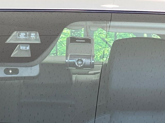 【ドライブレコーダー】安心・安全なカーライフに必須のドライブレコーダーを装備！走行中はもちろん、あおり運転や事故に遭遇した際の状況も映像で記録し、万一のリスクに備えます。