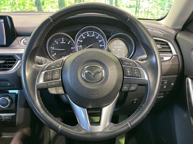 【パドルシフト】ハンドルから手を離さずに素早くシフトアップ＆ダウンができるので、エンジンブレーキを使う下り坂や高速道路の合流で加速したい場面で役立ちます。