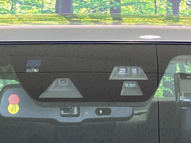 【スマートブレーキサポート】走行中に前方の車両等を認識し、衝突しそうな時は警報とブレーキで衝突回避と被害軽減をアシスト。より安全にドライブをお楽しみいただけます。