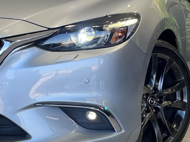 【LEDヘッドライト】悪天候や夜間走行時も良好な視界を確保し安心して運転できる高輝度LEDヘッドライトを装備！点灯速度が早く、消費電力も抑えられています。