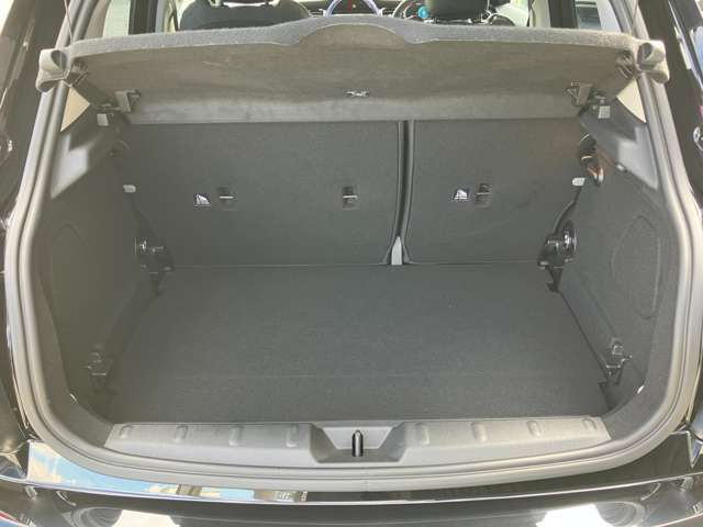 普段使わない荷物は、下にしまうことができるため、トランクをより多く使うことができます