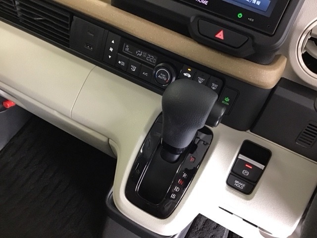 発進時から滑らかに加速する無段階変速のCVTはストップ/ゴーの多い街の中も快適です