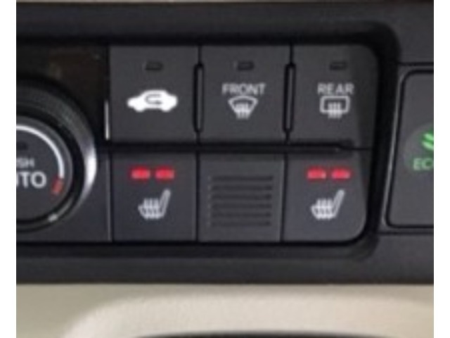 運転席/助手席シートヒーターで寒い日もすぐに温かくなり快適に過ごせます。2段階の温度調整が可能です
