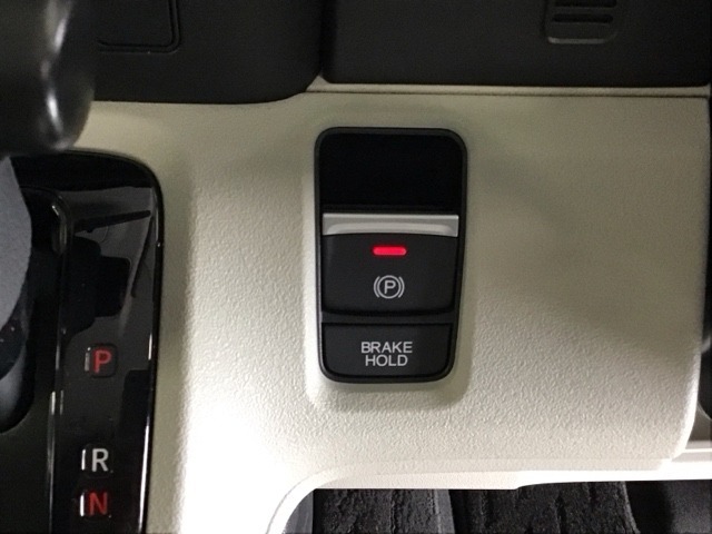 パーキングブレーキはスマートな電子制御式と合わせて渋滞時等にブレーキペダルから足を離しても停車状態を保持してくれるオートブレーキホールド機能で運転が楽になります。スタートはアクセルペダルを踏むだけ