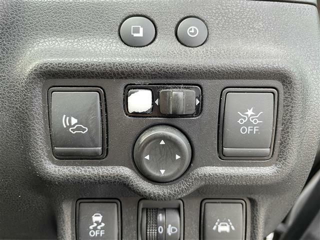 左は車両接近装置のスイッチです。真ん中が電動格納サイドミラーのスイッチです。電動で開閉、鏡面角度の両説ができます。右は衝突被害軽減装置のスイッチです。
