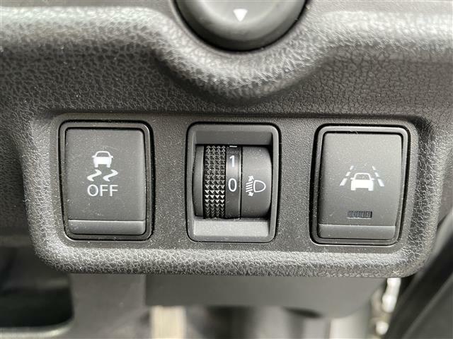 左は横滑り防止装置のスイッチです。真ん中はフロントライトのレベライザーのダイヤルです。右がレーンキープアシストのスイッチです。