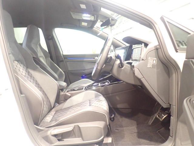楽な姿勢で座ることが出来るので長時間の運転でも疲れにくいですし体もぶれにくいですよ。