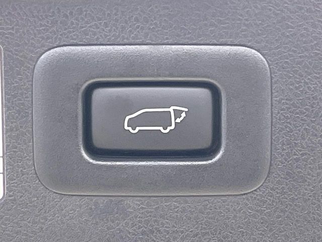 【パワーバックドア】スマートキーや運転席のボタンを押すだけでリアゲートが自動で開閉します！荷物を持っている時や、高い位置にあるバックドアを閉める際に便利な機能です♪