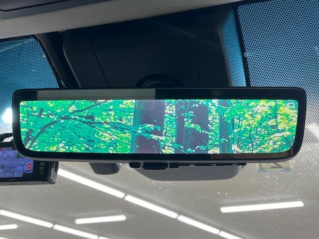 【デジタルインナーミラー】後席の大きな荷物や同乗者で後方が確認しづらい時でも安心！カメラが撮影した車両後方の映像をルームミラー内に表示。クリアな視界で状況の確認が可能です！