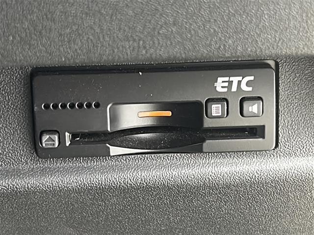 【ETC】有料道路を利用する際に料金所で停止することなく通過できる、ETC車載器（ノンストップ自動料金収受システム機器）が装備されています。セットアップを行うことで利用可能になります。