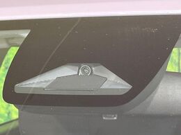 【ホンダセンシング】走行中に前方の車両等を認識し、衝突しそうな時は警報とブレーキで衝突回避と被害軽減をアシスト。より安全にドライブをお楽しみいただけます。