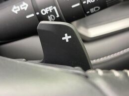 【パドルシフト】ハンドルから手を離さずに素早くシフトアップ＆ダウンができるので、エンジンブレーキを使う下り坂や高速道路の合流で加速したい場面で役立ちます。