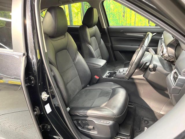 【ハーフレザーシート】高級感と座り心地を両立した人気のシート♪背面・座面のファブリック素材は、通気性の良さや滑りにくさに優れています。気温や服装に左右されず快適にお乗りいただけます。